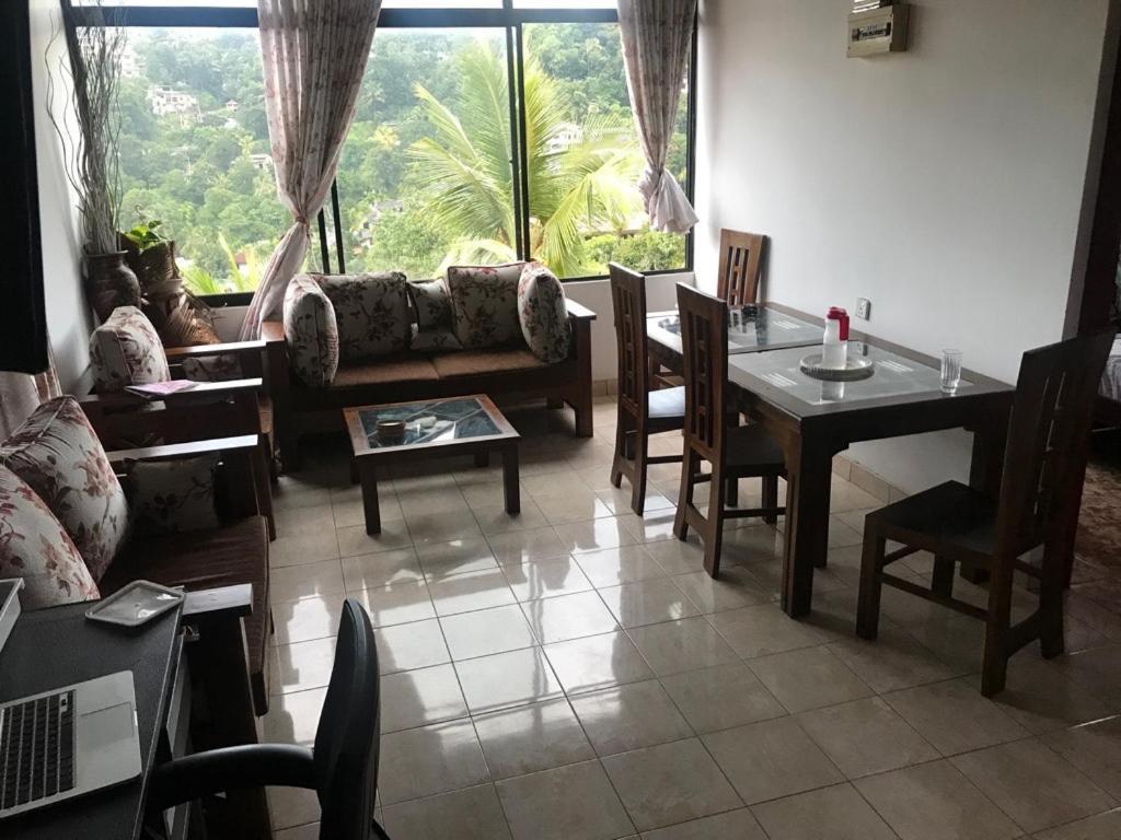 Luxury Apartment The Walkers Nest Канди Екстериор снимка